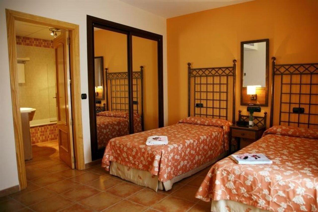 Ele Santabarbara Hotel Castilleja de la Cuesta Exterior photo